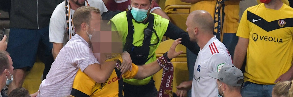 Toni Leistner bei der Rangelei auf der Tribüne.