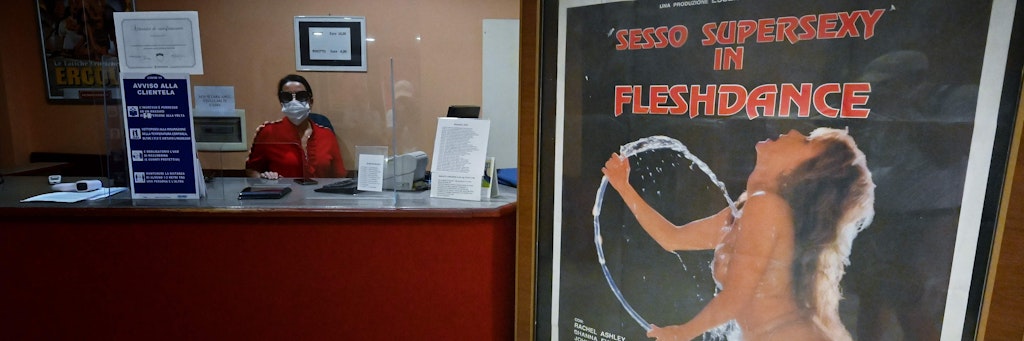 Die Kassiererin trägt Maske, die Frau auf dem Filmplakat nichts: So sieht der Eingangsbereich des „Ambasciatori“ in Rom aus.
