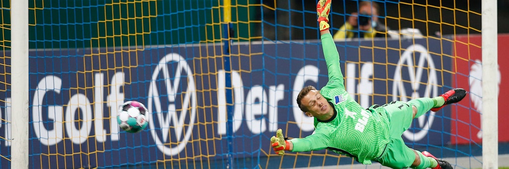 Alexander Schwolow musste im Pokal fünfmal hinter sich greifen.