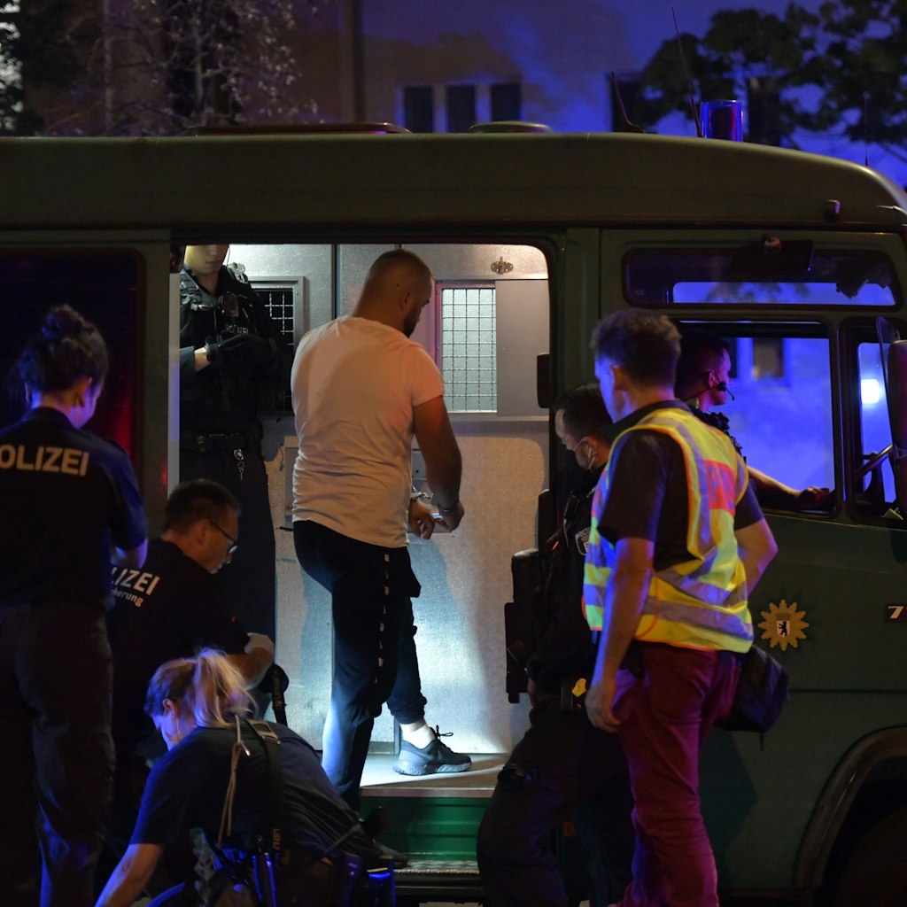 Polizisten haben einen Verdächtigen festgenommen. Der 24-Jährige soll an der Tat beteiligt gewesen sein, aber nicht geschossen haben. 