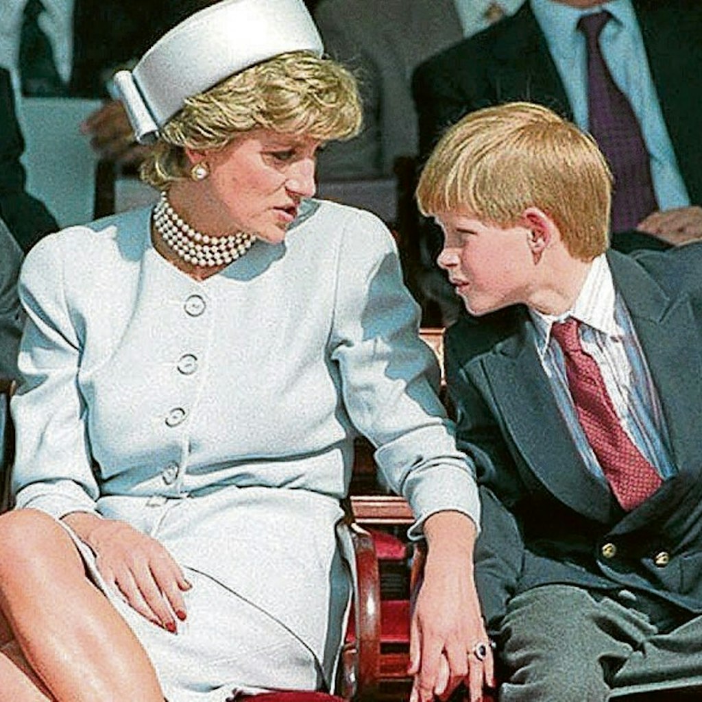 Traumatische Erfahrung; Diana, Prinzessin von Wales, und Prince Harry am 7. Mai 1995 – zwei Jahre vor Dianas Tod.