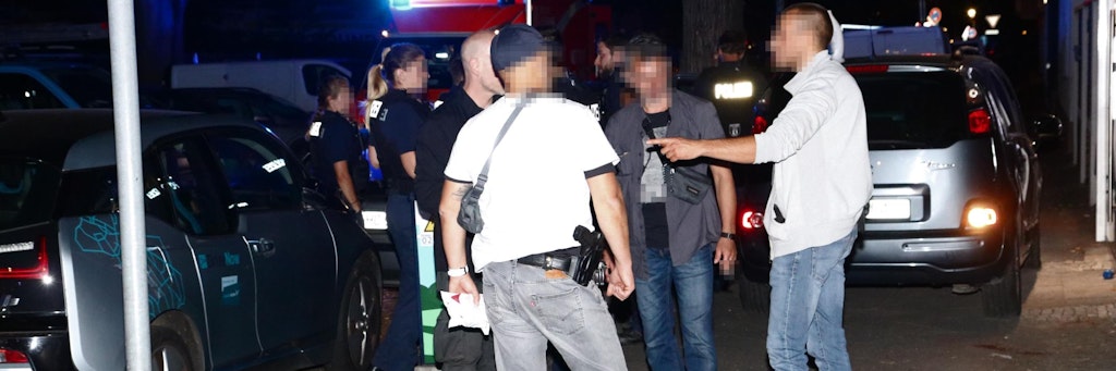 Zivilpolizisten rekonstruieren die irre Verfolgungsjagd durch Wedding. Mehrere Polizisten waren nötig, um die Flüchtenden zu stoppen. 