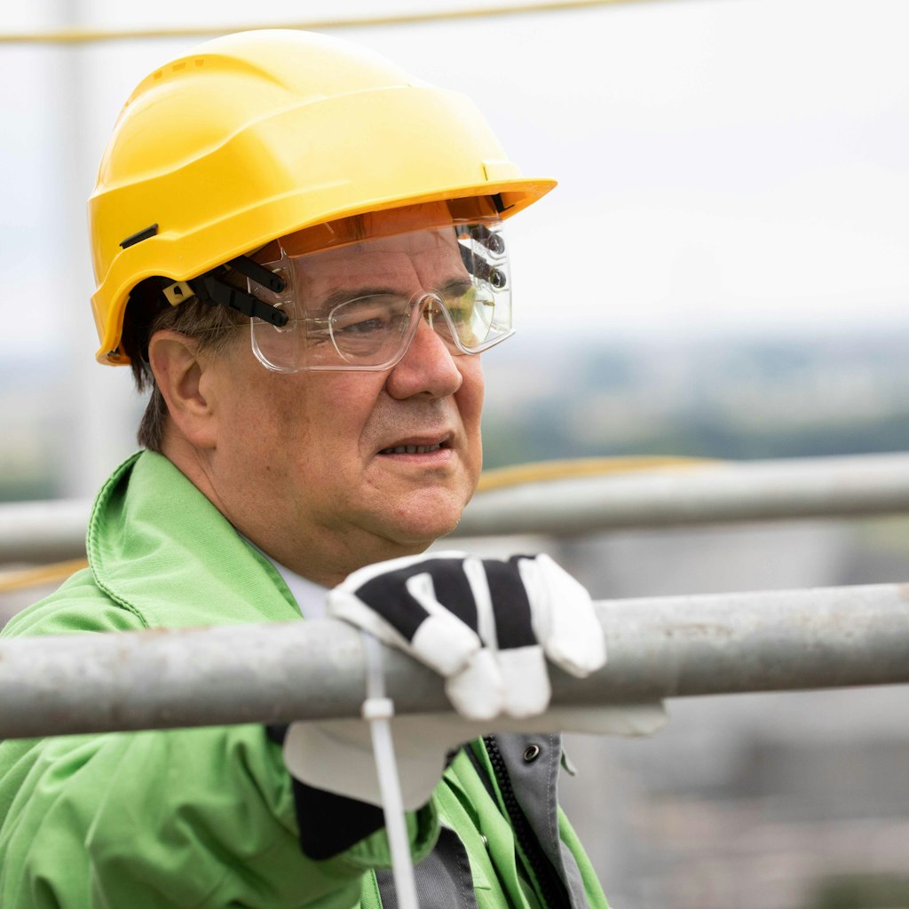 Mit Bauarbeiter-Helm unterwegs im Lande: Armin Laschet besucht die Heide GmbH in Hemmingstedt.