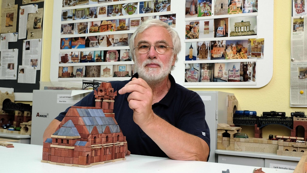 Alfred Puschmann setzt Stein für Stein zusammen – eine Kirche entsteht.