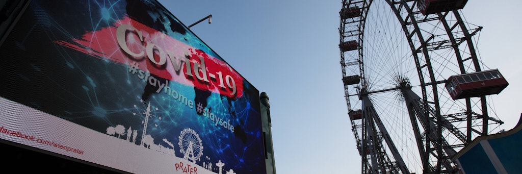 Ein Werbedisplay vor dem stehenden Riesenrad im Vergnügungspark Prater in Wien. 