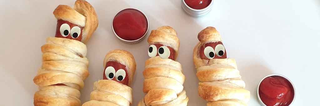 Booooo! Mumien-Würstchen dürfen auf keiner Halloween-Party fehlen.