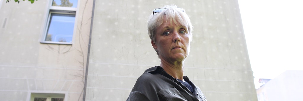 Birgit Bülow vor dem Mehrfamilienhaus in Friedenau, in dem sie mit ihrem Ehemann Norbert seit 1995 lebt.