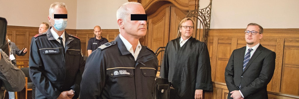 <br>Die beiden angeklagten Feuerwehrmänner stehen vor Gericht.