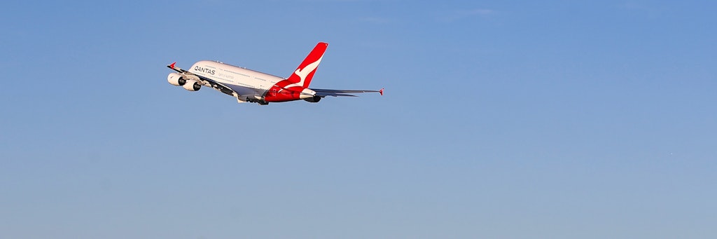 Eine Maschine der australischen Fluggesellschaft Qantas fliegt über Sydney.