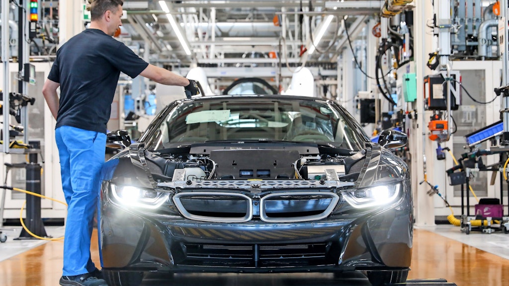 Im Leipziger BMW-Werk montieren Mitarbeiter ein Elektro-Auto.