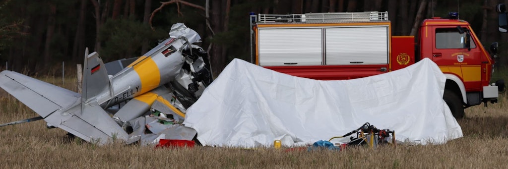 Das Wrack liegt auf einem Feld in der Nähe des Flugplatzes „Bienenfarm“ bei Paulinenaue. 