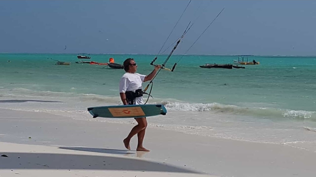 Oliver Ritter beim Kitesurfen am Strand von Sansibar im Januar 2018. Damals war die Welt noch in Ordnung.