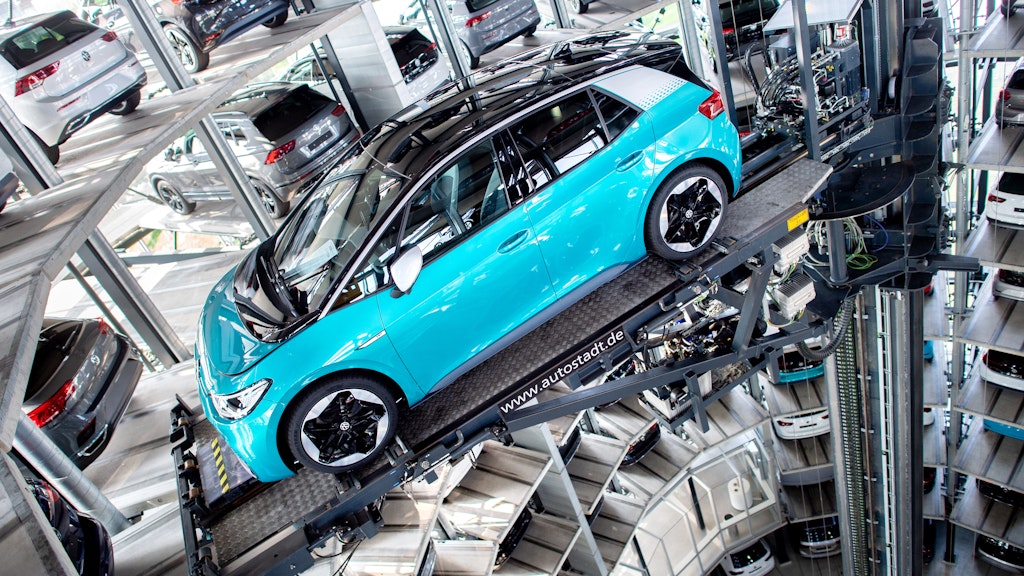 Ein ID.3 steht bei Volkswagen zur Auslieferung auf einer Transportplattform in einem Autoturm der Autostadt. Er ist eines der Ersten von rund 22 Millionen Fahrzeugen, die auf Basis der neuen E-Antriebsplattform bis 2028 weltweit produziert und ausgeliefert werden sollen.
