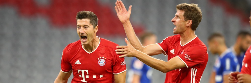 Robert Lewandowski und Thomas Müller bejubeln den Bayern-Sieg. 