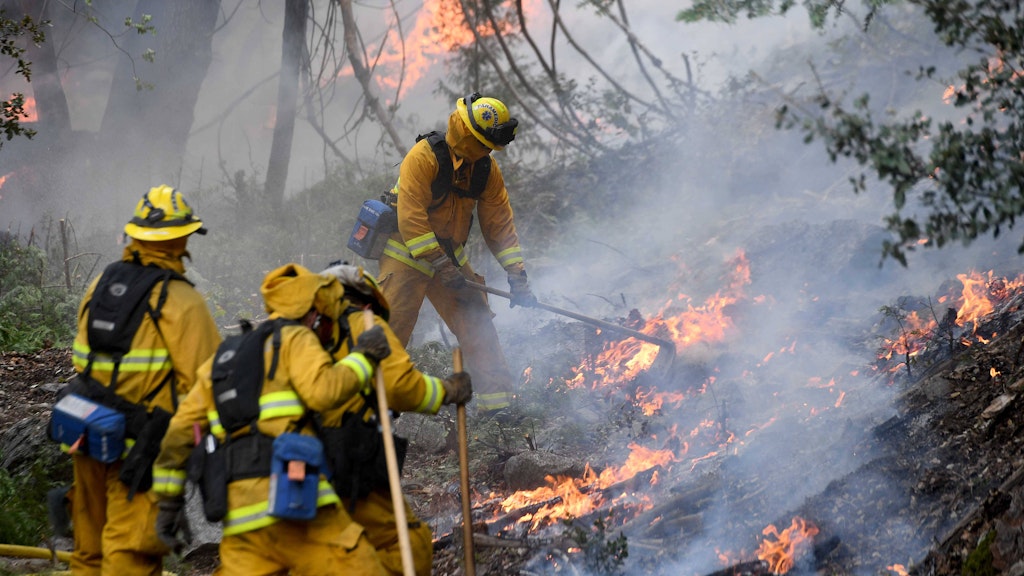 Feuerwehrleute bekämpfen das „El Dorado“-Feuer. Einer ihrer Kollegen kam ums Leben.
