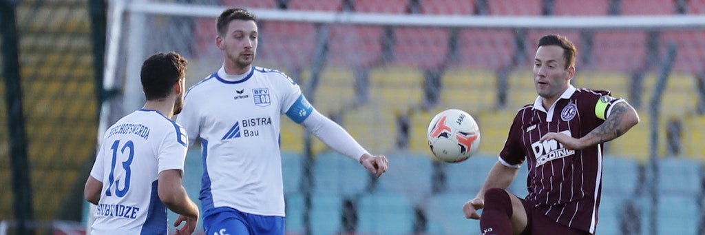 Ronny Gaburschewski (r.) führte seine Dynamos gegen Bischofswerda zu einem 4:0-Erfolg. Das war der letzte Heimsieg des BFC. Der ist jetzt 279 Tage her. 