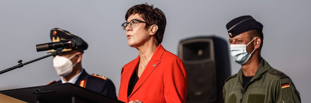 Bundesverteidigungsministerin Annegret Kramp-Karrenbauer verspricht diskriminierten Soldaten finanzielle Entschädigung.