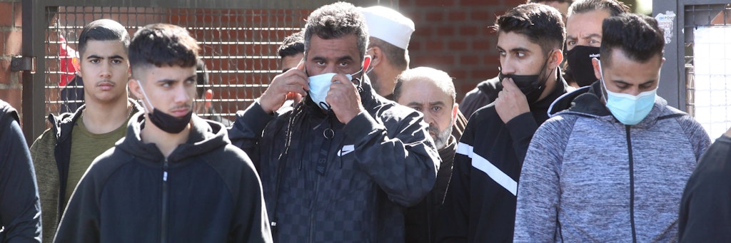 Clan-Boss Arafat Abou-Chaker (3. v. li.) setzt sich am Eingang des Zwölf-Apostel-Friedhofs in Schöneberg eine Maske auf.