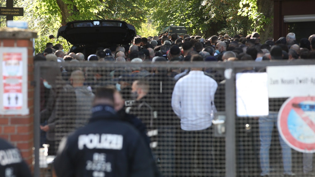 Etwa 700 Trauergäste fanden sich auf dem Friedhof ein. Der Sarg wurde über die Schultern der Männer zum Grab geleitet. 