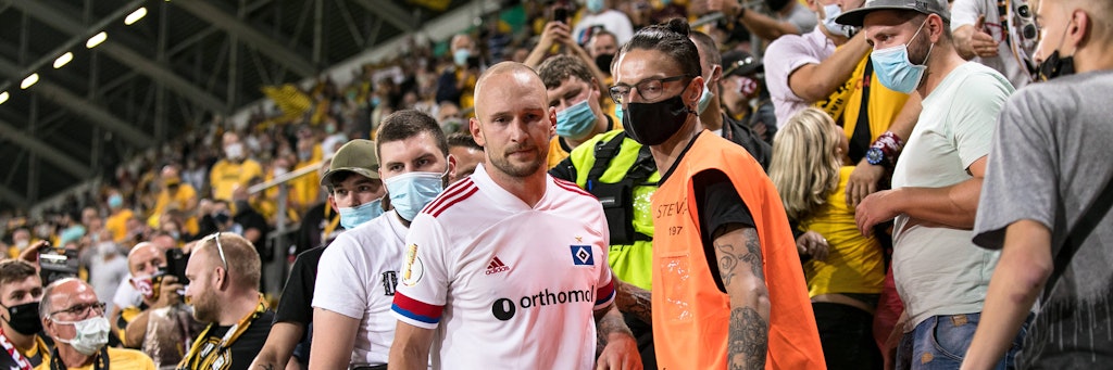 Toni Leistner wird in Dresden von einem Ordner von der Tribüne geleitet.