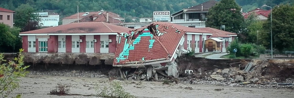 Verwüstungen in Karditsa ,wo es in Folge des mediterrane Hurrikan zu Hochwasserschäden durch den Fluss Pamisos kam.