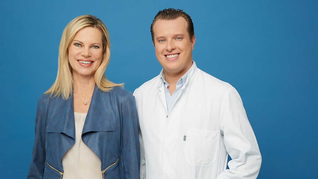 Nina Ruge ist studierte Biologin, Journalistin und Fernsehmoderatorin. Dominik Duscher ist plastischer Chirurg und forscht zur Optimierung der Zellfunktion bei Alter und Diabetes.