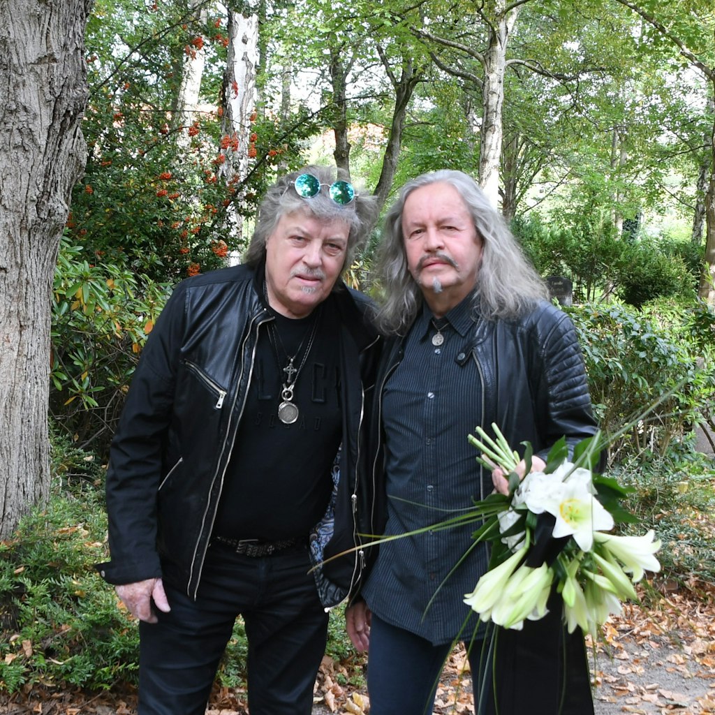 Dieter „Quaster“ Hertrampf (l.) und Peter Rasym kommen zu spät zur Trauerfeier. Sie standen im Stau.