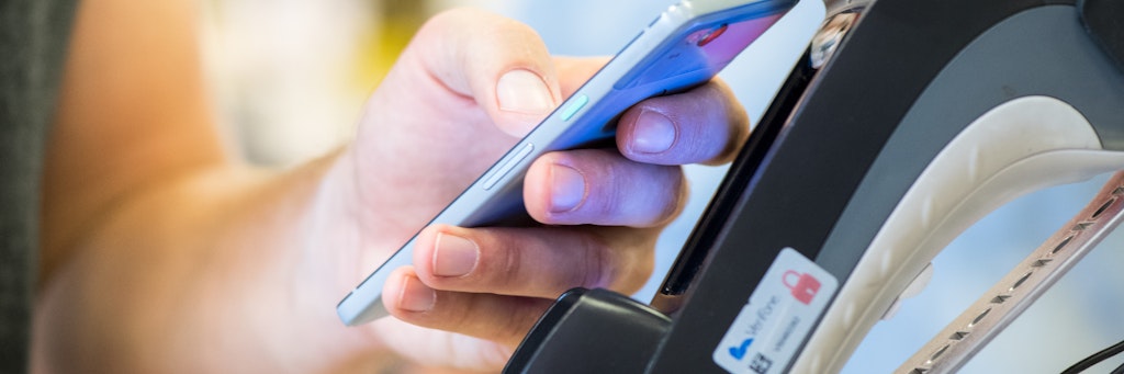 Mit der entsprechenden App kann man am Kassenterminal per Smartphone bezahlen.