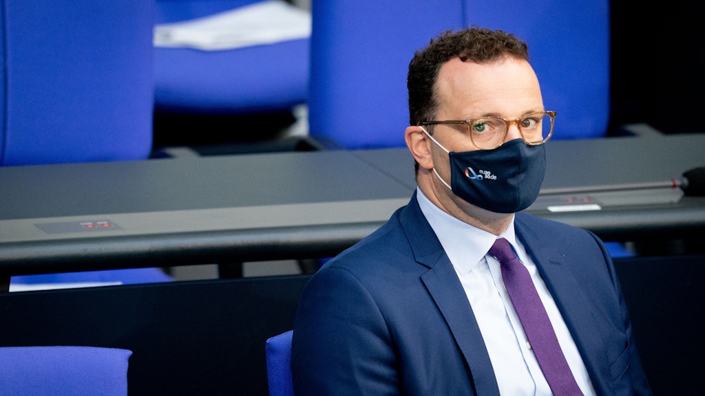 Gesundheitsminister Jens Spahn (CDU) appellierte, an die Bürger, Abstand zu halten, Mund-Nase-Schutz zu tragen und Hygiene-Regeln zu beachten.