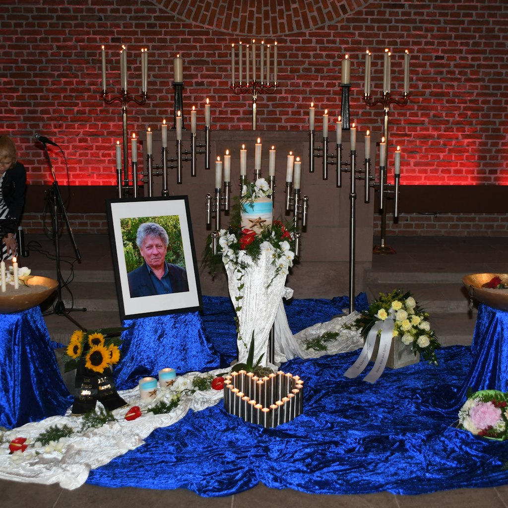 Ein „Schrein“ für Harry Jeske: Kerzen, Blumen und ein Foto des Verstorbenen stehen in der Trauerhalle.