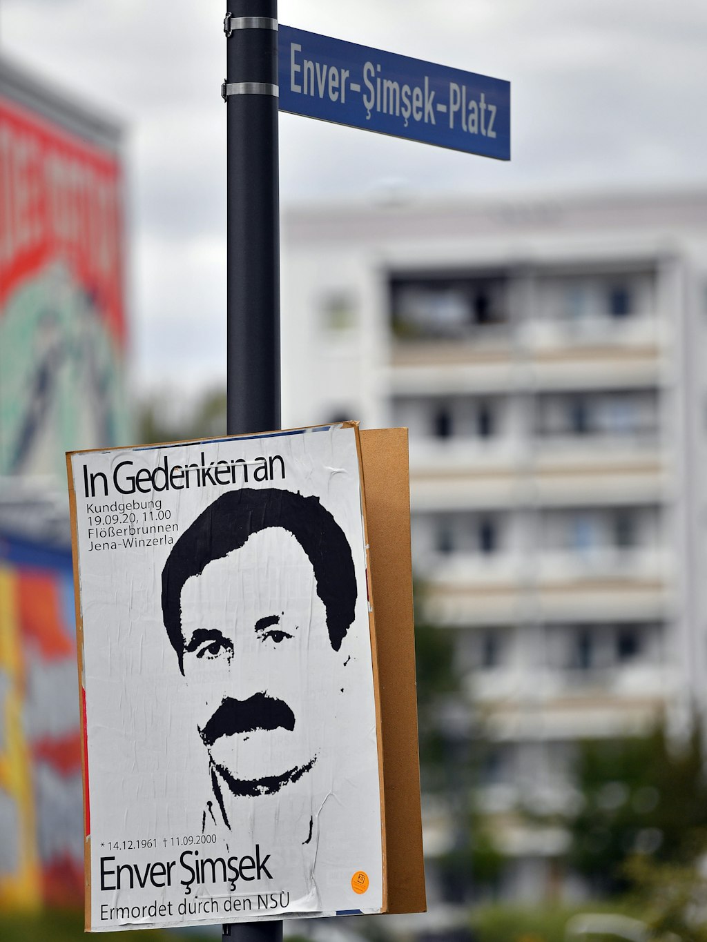 In Jena, wo die Täter des NSU sich einst radikalisierten, wurde ein Platz nach ihrem ersten Opfer Enver Şimşek benannt. 