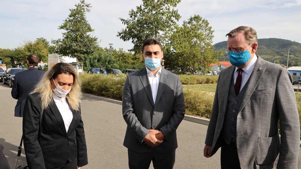 Semiya (l.) und Abdulkerim Şimşek (M.), Tochter und Sohn von Enver Şimşek, zusammen mit Thüringens Regierungschef Bodo Ramelow (Die Linke) am neuen Enver-Şimşek-Platz in Jena. Am 9. September 2000 war Enver Şimşek in Nürnberg niedergeschossen worden und starb zwei Tage später.