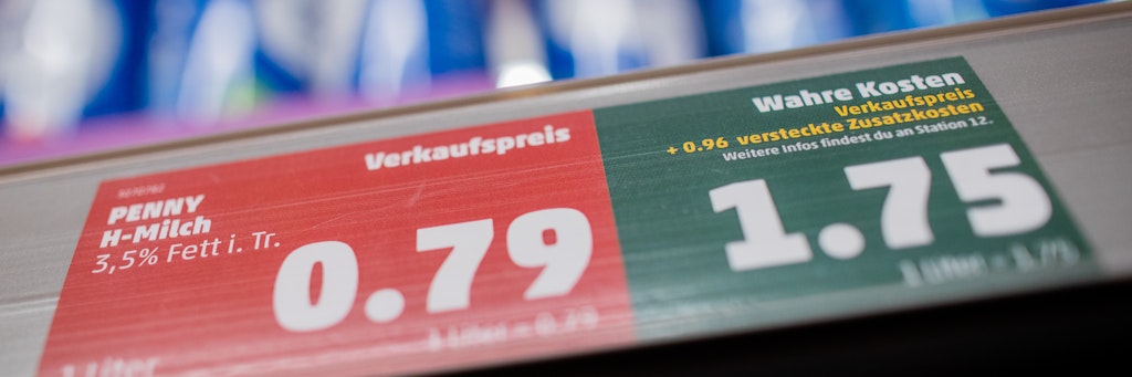  Ein Preisschild weist neben dem Verkaufspreis auch den "wahren Preis" aus in einem Penny Supermarkt. 