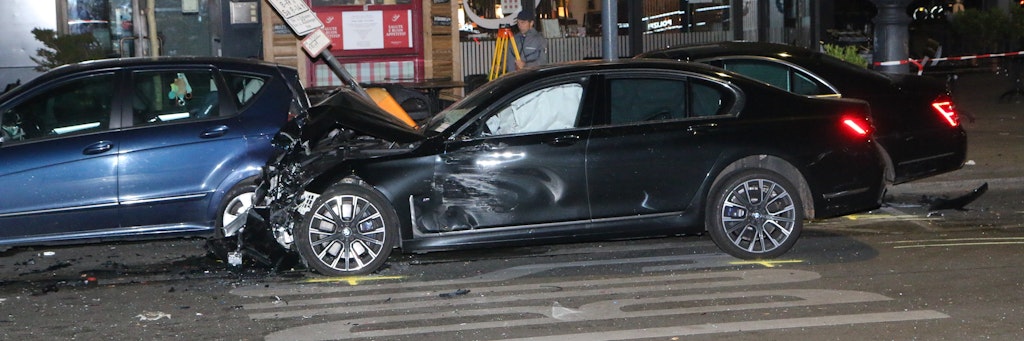 Dieser schwarze BMW ist ein Leihwagen. Er krachte während eines Autorennens auf dem Kudamm in ein unbeteiligtes Auto. 