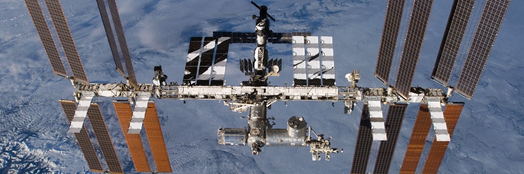 Auf der Außenseite der ISS fanden Experimente mit strahlungsresistenten Bakterien statt.