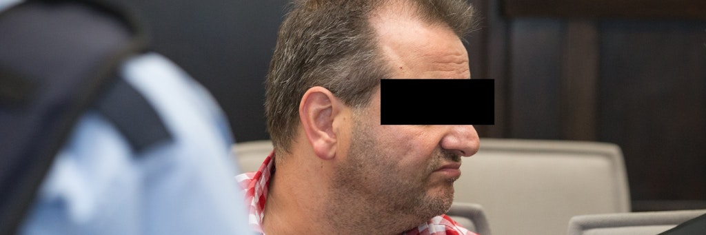 Der Angeklagte Wilfried Max W. sitzt in einem Saal des Landgerichts Paderborn.