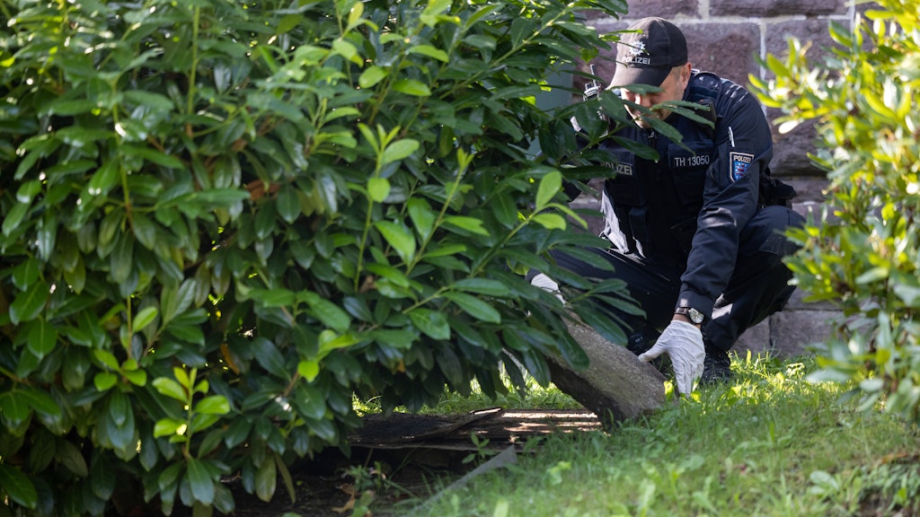 Polizisten durchsuchten am Mittwoch das Wohnhaus des Verdächtigen in Ilmenau nach Beweismitteln.