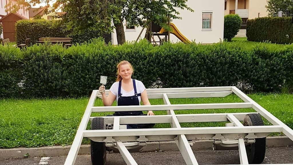 Maria Kravanja beim Erneuern des Anhänger-Gerüstes.