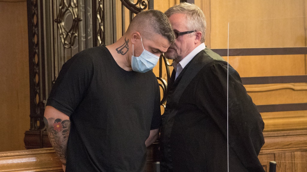 Anis Mohamed Youssef Ferchichi (l) alias Bshido im Gespräch mit seinem Anwalt.