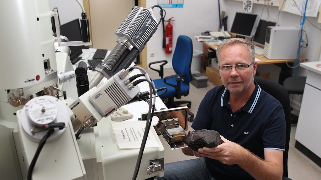 Dr. Ansgar Greshake ist ein international gefragter Experte in Sachen Meteoriten. Dieser vermeintliche Meteorit ist leider ein irdisches Produkt, wahrscheinlich aus einer Gießerei.