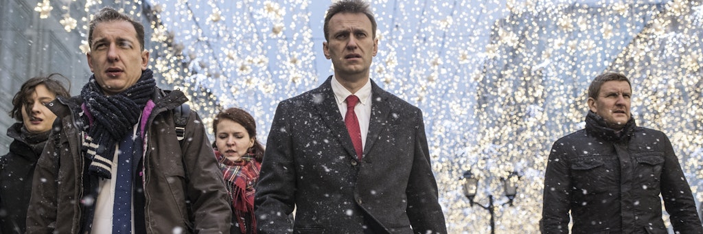 Alexej Nawalny (M.), Oppositionsführer aus Russland, auf dem Weg zu einer Sitzung der Zentralen Wahlkommission Russlands in Moskau.