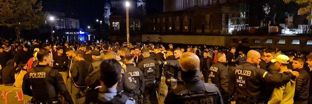 In der Nacht zu Sonntag mussten Einsatzkräfte der Berliner Polizei erneut in den James-Simon-Park ausrücken. Es kam zu Festnahmen.