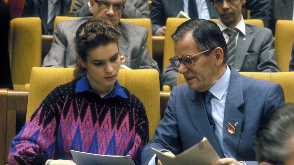 Katarina Witt und Sportbund-Präsident Manfred Ewald auf dem 11. FDGB Kongress 1987.
