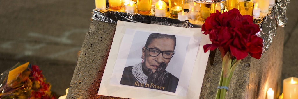 Kerzen und Blumen umgeben ein Foto der verstorbenen US-Richterin Ruth Bader Ginsburg. Hunderte trauerten um die Justiz-Ikone, die im Alter von 87 Jahren gestorben ist.