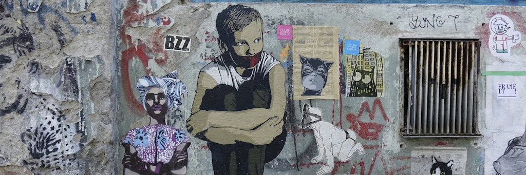 An eine Hauswand in Kreuzberg wurde das Bild eines Jungen mit Mundschutz geklebt.