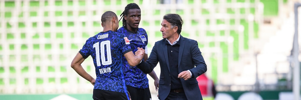Herthas neue Nummer 10: Trainer Bruno Labbadia bedankt sich bei Matheus Cunha.