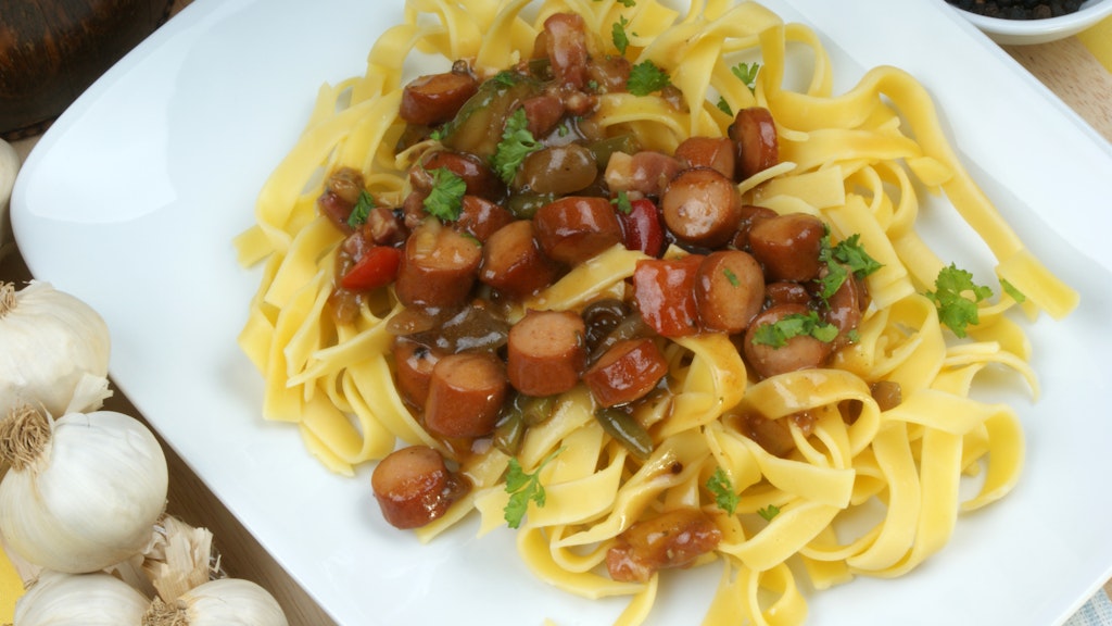 Wurstgulasch kann man auch mit klassischer Sauce zubereiten.