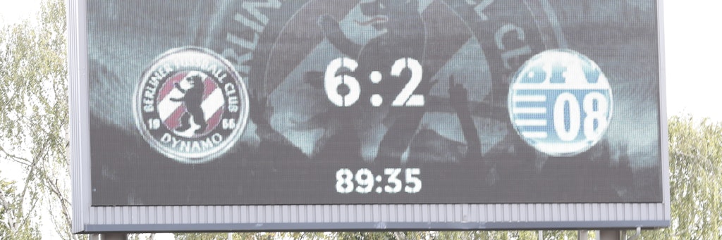 Kann sich sehen lassen, denn so ein Ergebnis sieht man nicht alle Tage: die Anzeigetafel im Jahnsportpark mit dem Endergebnis beim Kick gegen Bischofswerda.