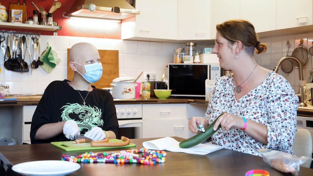 Bei den normalsten Alltagstätigkeiten muss Felicitas eine Maske tragen, weil ihr Immunsystem von den Chemotherapien zerstört ist.