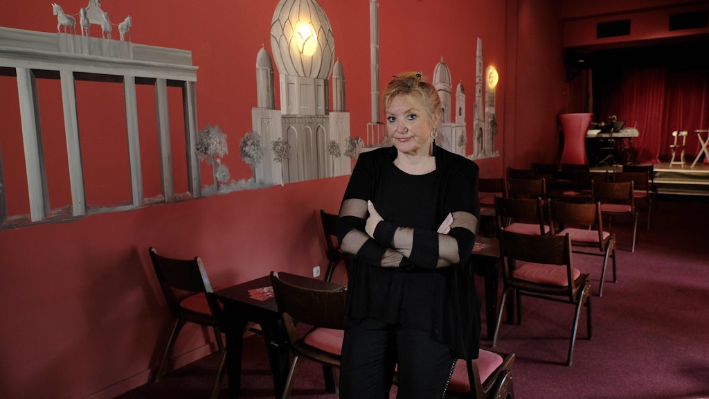 Marga Bach fühlt sich von den Behörden im Stich gelassen. Am Wochenende soll sich aber zumindest der leere Theatersaal wieder füllen.